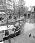 880654 Afbeelding van twee kunstenaressen met omstanders aan het werk op de werf langs de Oudegracht tussen de Jansbrug ...